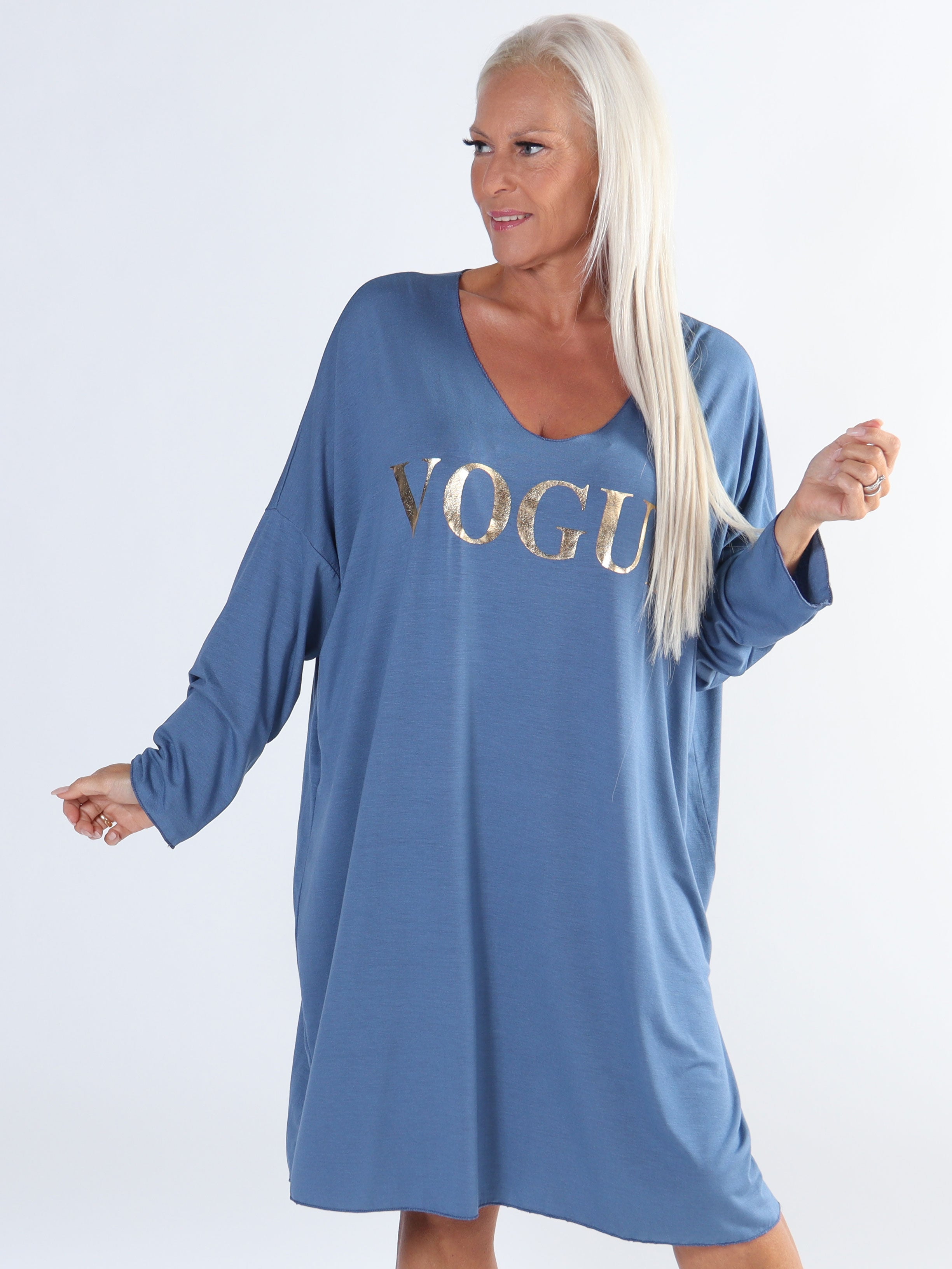 Vogue Long Sleeve - Langærmet plus size kjole i viskose med guld skrift